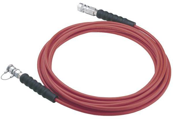 Červený pneumatický kabel s kovovými koncovkami na obou stranách, navinutý.