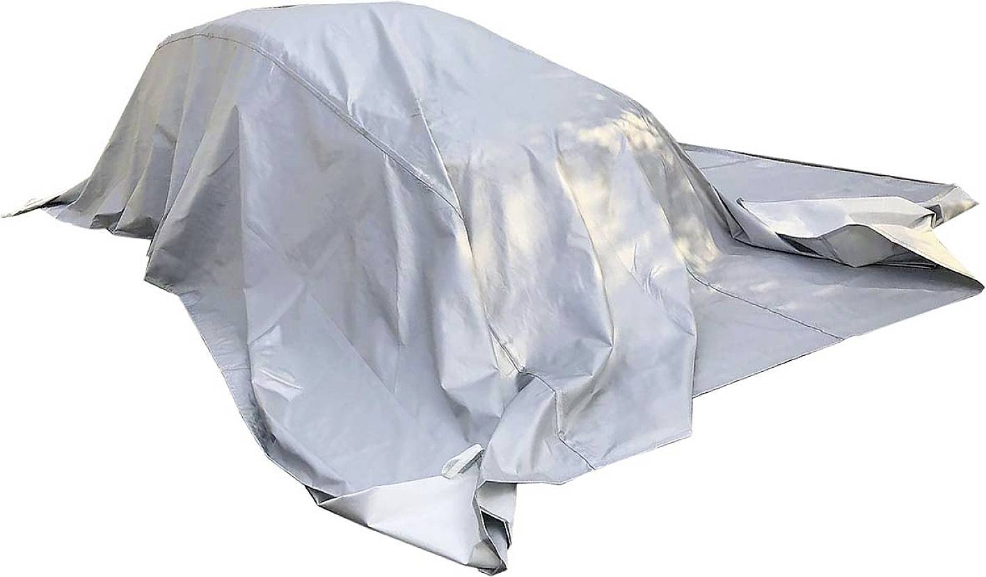 Auto schované pod šedou krycí plachtou. Plachta zcela zakrývá vozidlo, ale přesto umožňuje rozpoznat jeho obrysy.