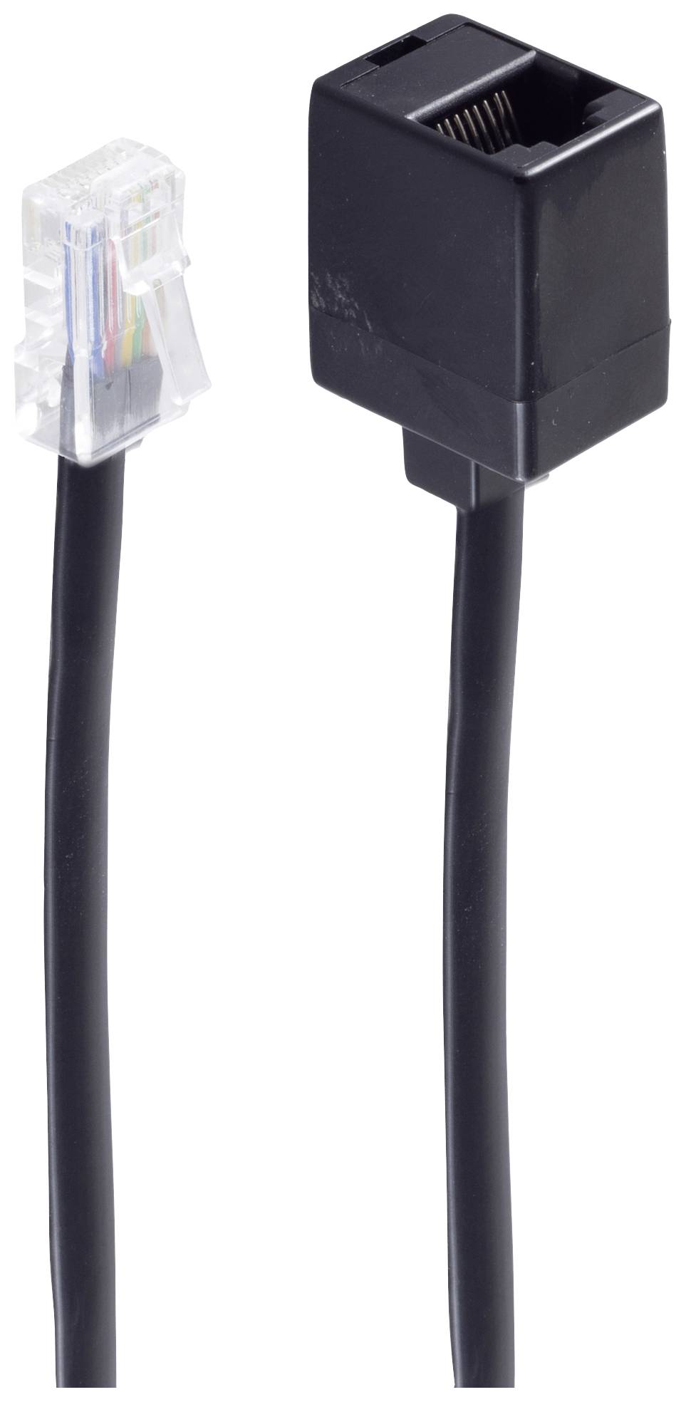 Černý ethernetový kabel s konektorem RJ45 na levé straně a zásuvkou RJ45 na straně pravé, před bílým pozadím.