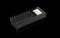 Nabíječka s displejem zobrazuje několik prostorů pro baterie a stavové indikátory.