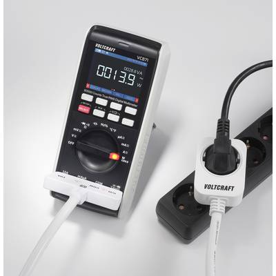 Digitální multimetr měří elektrický proud a je připojen k prodlužovacímu kabelu zapojenému do zásuvkového rozvodného bloku.