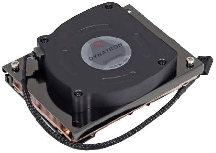 Černý chladič CPU s krytem ventilátoru. Uprostřed označení 'Dynatron'. Navrženo pro chlazení počítače.