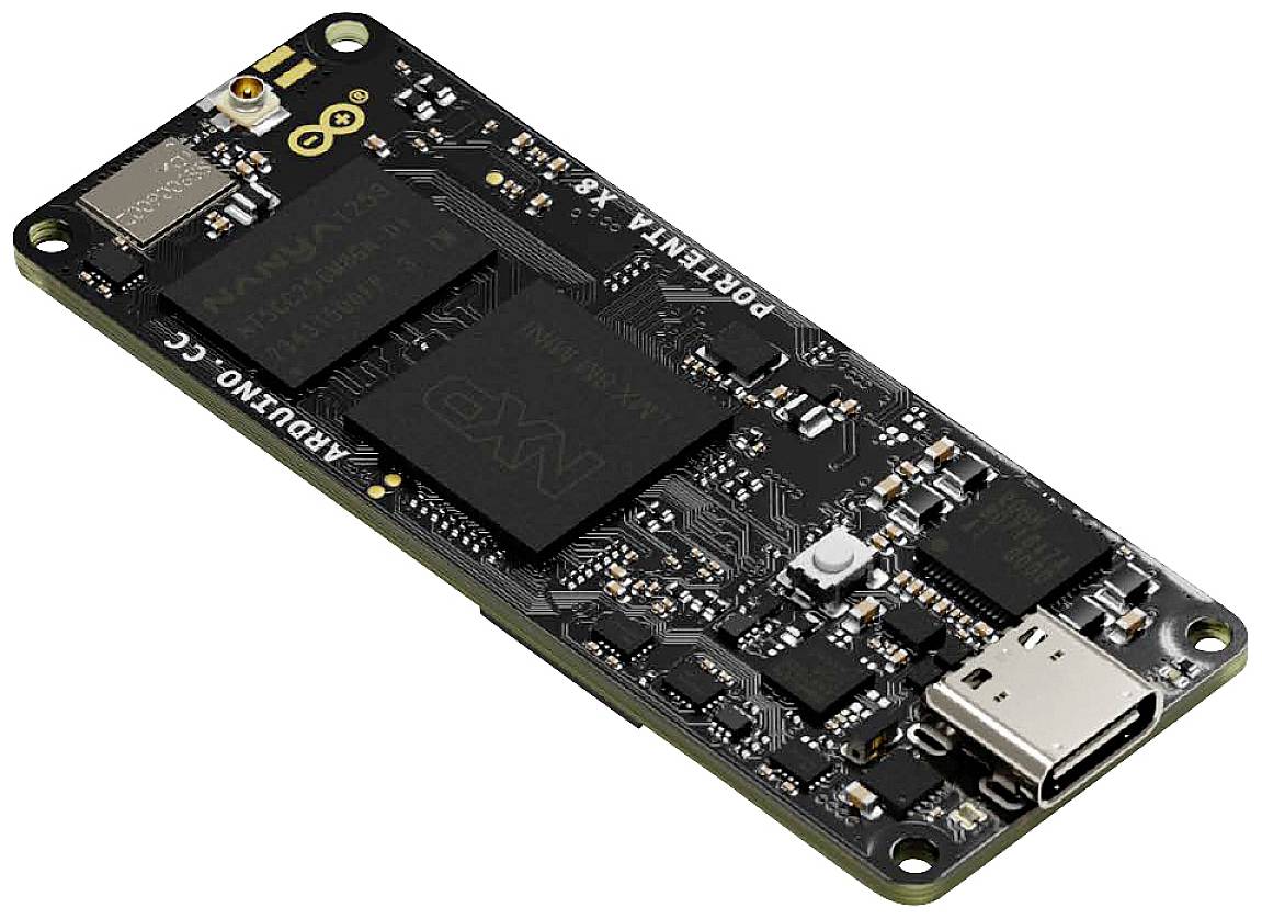 Černá obdélníková mikrodeska s USB-C konektorem. Jsou viditelné různé integrované obvody a komponenty.