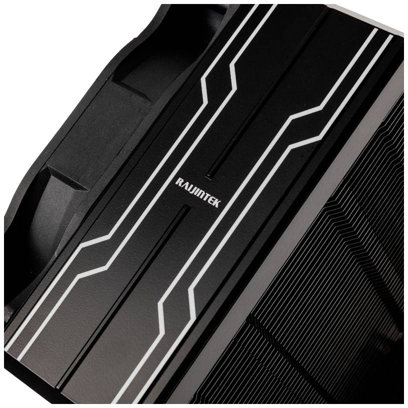 Černostříbrný počítačový ventilátor Raijintek s geometrickými liniemi, který ukazuje moderní design a technické detaily.