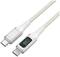 USB-C nabíjecí kabel s digitálním displejem, který zobrazuje '99 PD W', což se vztahuje k výkonové kapacitě. Kabel v bílém opletení.