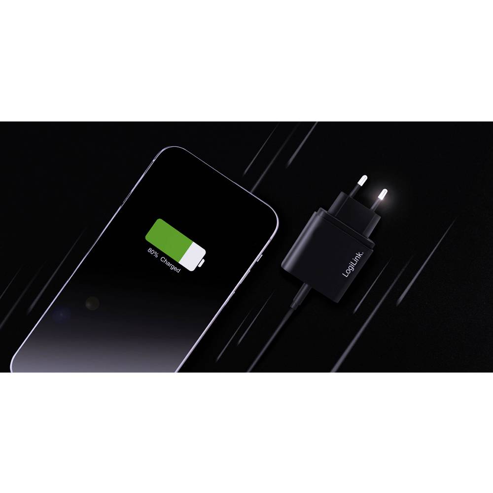 Smartphone s plně nabitou baterií vedle připojené nabíječky na černém pozadí.