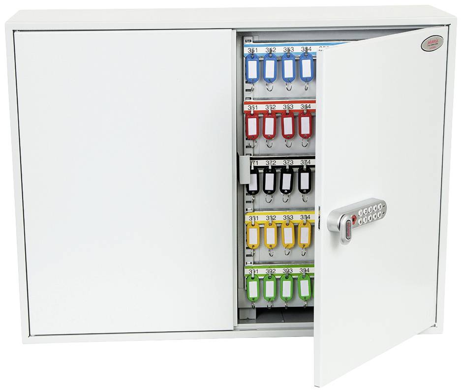 Kovový klíčový trezor s elektronickým číselným zámkem, otevřený, ukazuje různé barevné klíčenky v několika řadách.