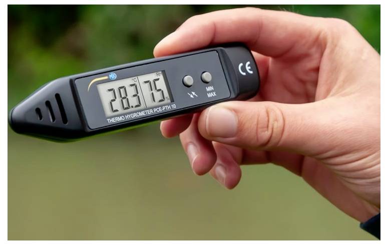 Ruční digitální termo-vlhkoměr zobrazující 28,3 °C a 75 % vlhkosti.