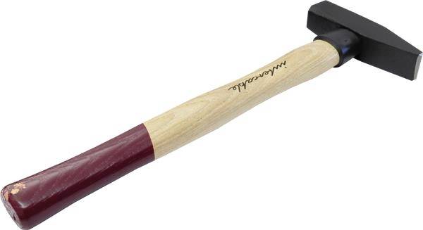 Kladivo s dřevěnou rukojetí a kovovým tělem, používané k zatloukání hřebíků nebo opracování materiálů.