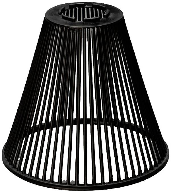 Kónicky tvarovaný černý stínidlo lampy s žebrovaným vzorem, který rovnoměrně rozptyluje světlo do linií. Moderní, minimalistický styl pro interiérové osvětlení.