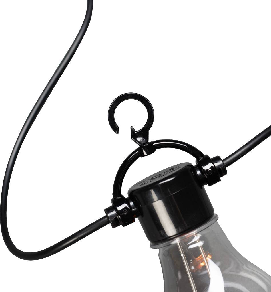 Zavěšená žárovka na černém kabelu s hákem pro upevnění. Funkčně navržená pro venkovní osvětlení.