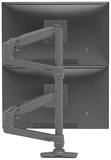 Dva počítačové monitory namontované na sobě na otočném rameni ukazují flexibilní uspořádání pro ergonomické pracoviště.
