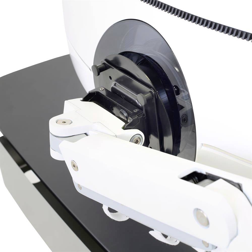 Detailní záběr bílého průmyslového robotického ramena suchým úchopným nástrojem. Rameno je připevněno k černému povrchu.