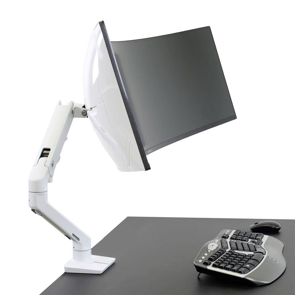 Nastavitelný držák monitoru v moderní kanceláři. Monitor je namontován na otočném rameni, vedle něj je ergonomická klávesnice položená na pracovním stole.