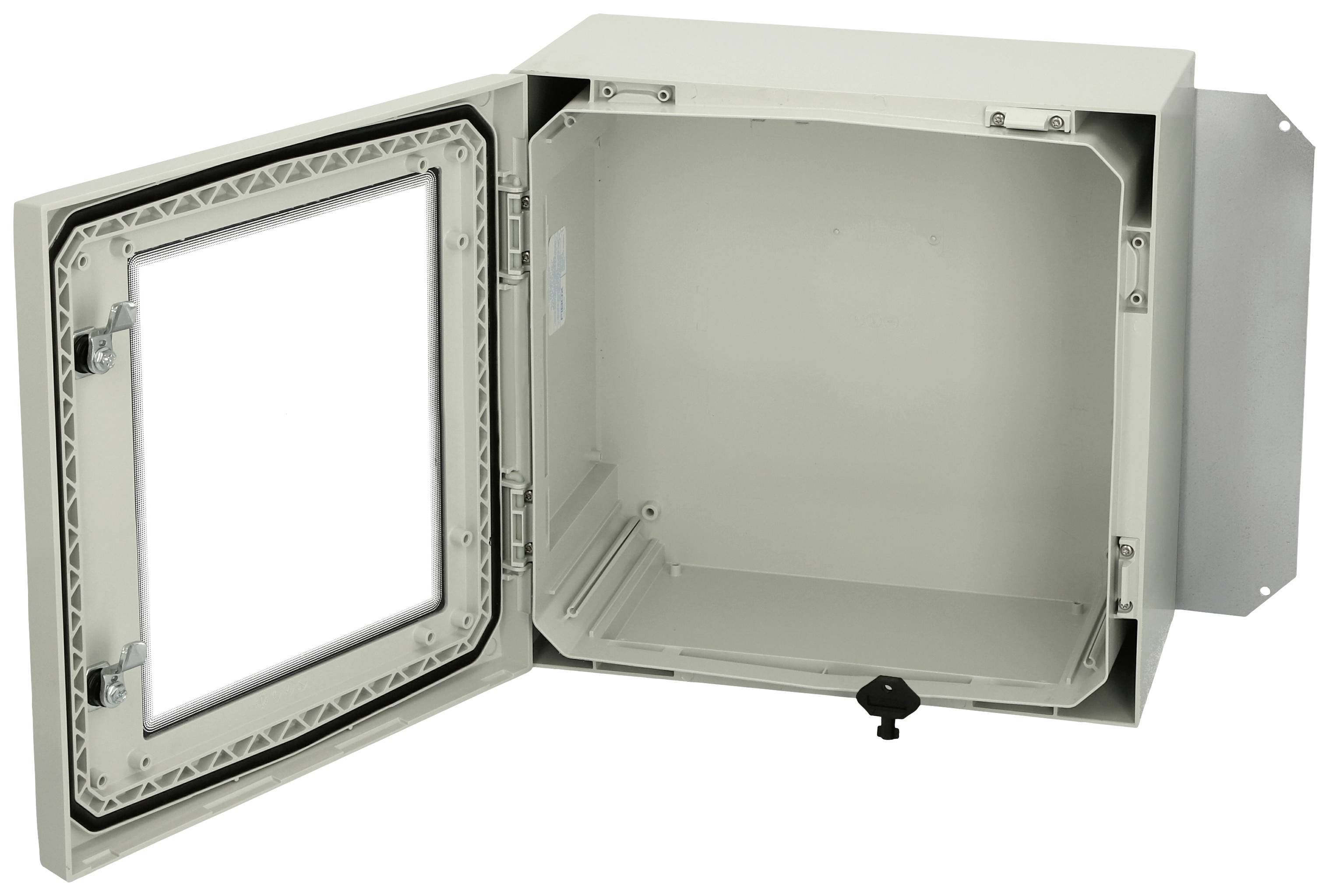 Šedý prázdný rozváděč s otevřenými dvířky, zobrazující vnitřní prostor. Vhodný pro uchovávání elektrických komponentů.