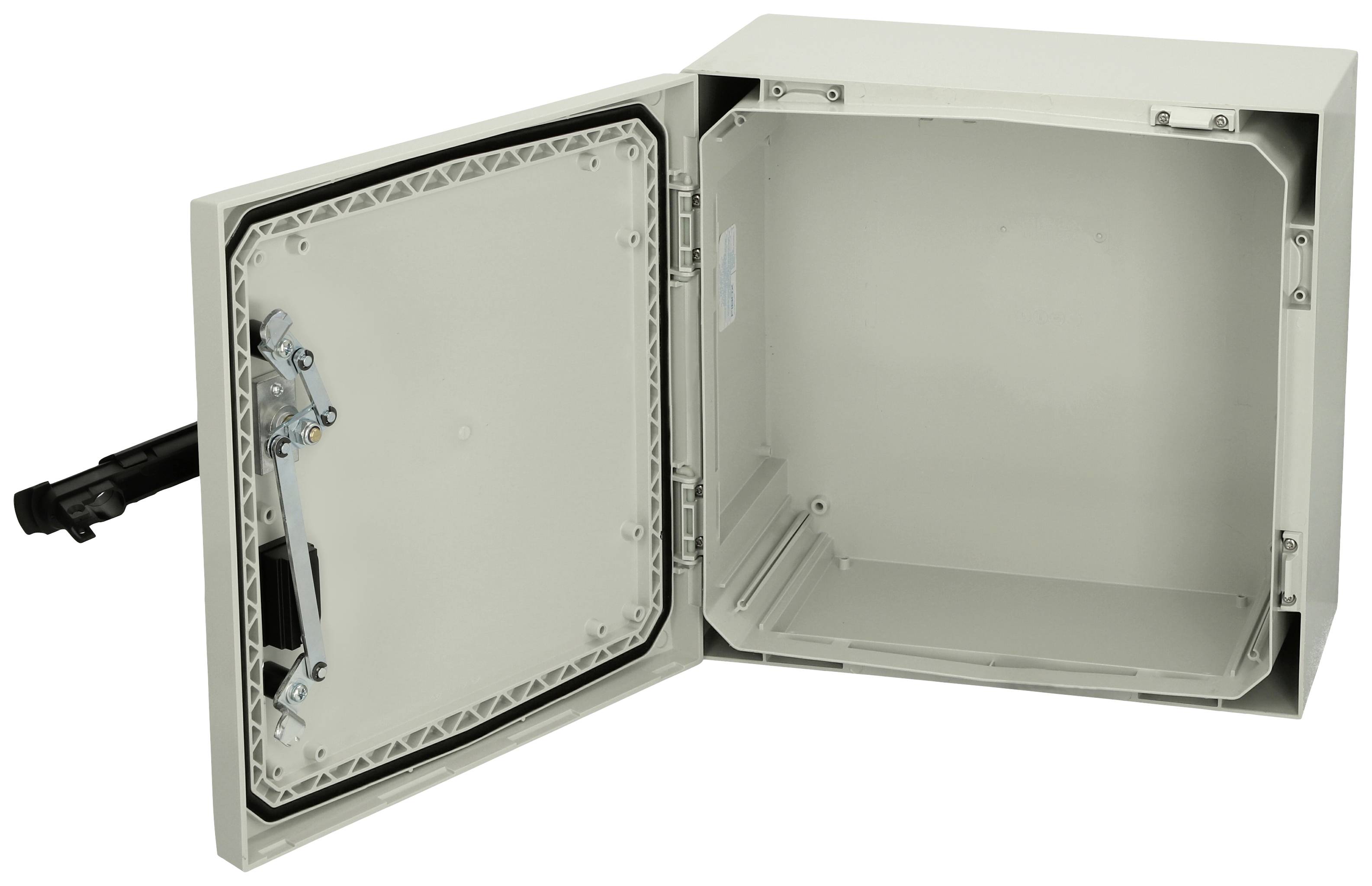 Šedý, čtvercový kryt je otevřený. Vnitřek je prázdný, viditelné jsou panty, zámek a kabel na levé straně.