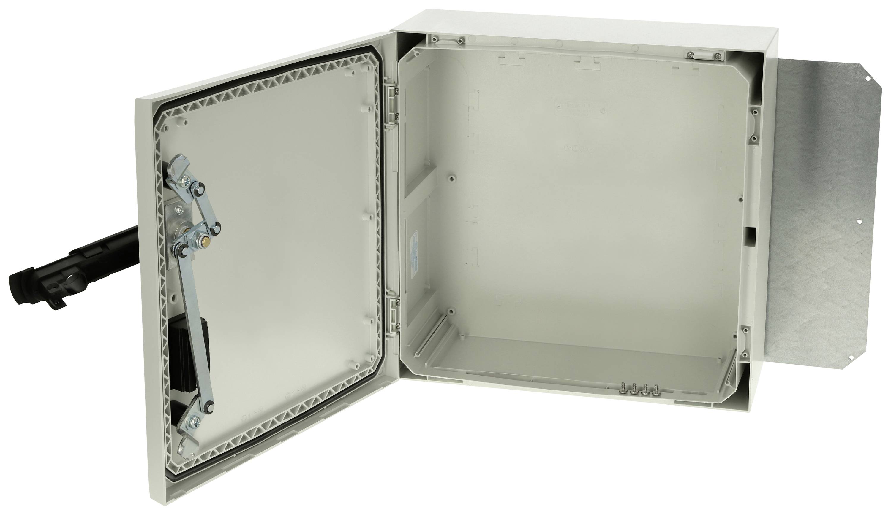 Otevřená šedá elektrická rozvodná skříň s odnímatelným víkem, zobrazující vnitřní možnosti zapojení kabeláže. Vlevo je viditelný mechanismus pantu.