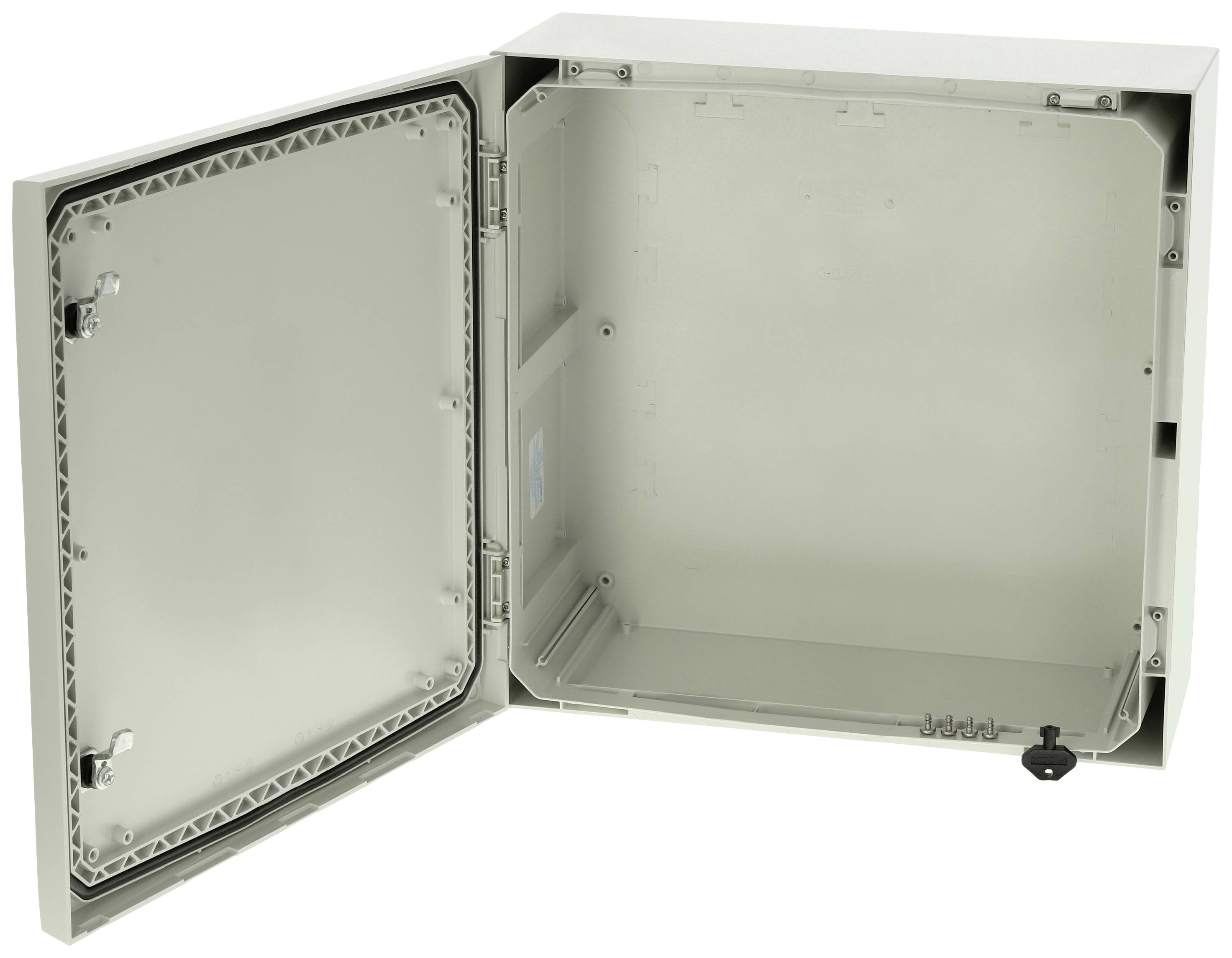 Otevřená prázdná kovová skříň s panty, vhodná pro elektrické instalace, ukazuje vnitřní prostor a západku na dveřích.