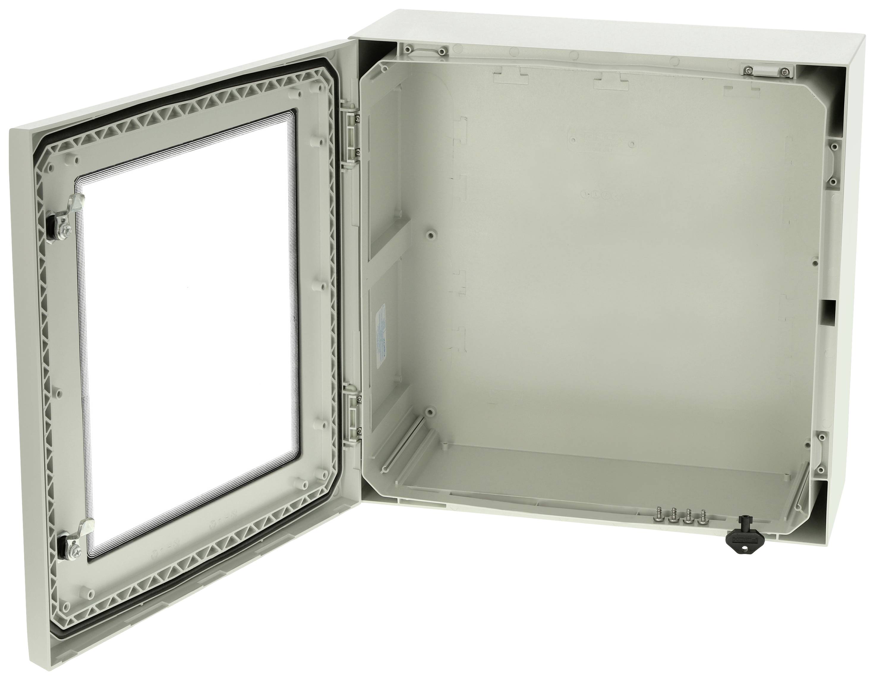 Šedý, otevřený kovový box s otočnými dveřmi a pantem. Vnitřní plocha je prázdná.