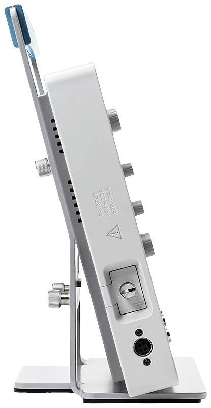 Boční pohled na stříbrné elektronické zařízení s několika tlačítky a konektory, upevněné na nastavitelném stojanu.