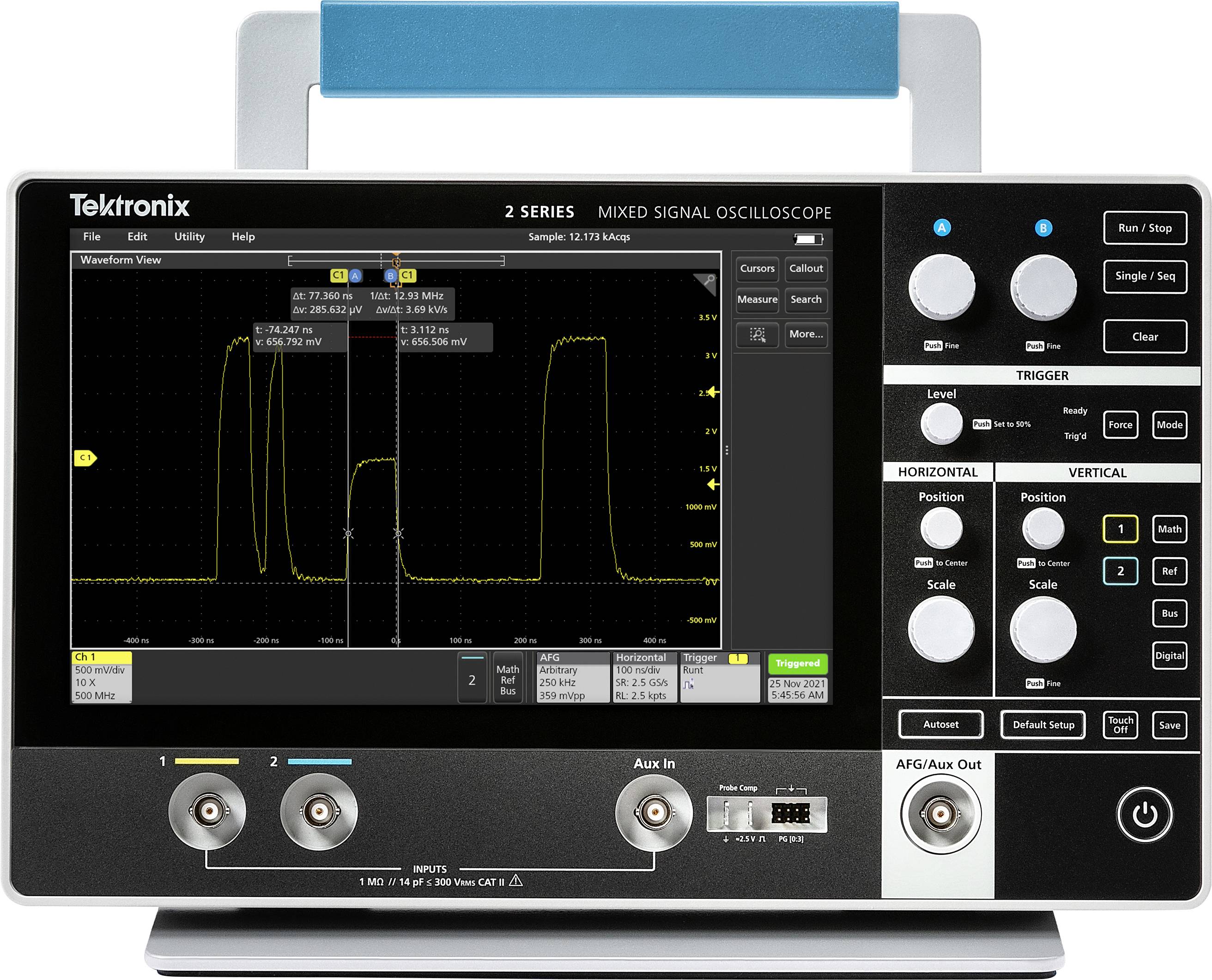 Smíšený signálový osciloskop série 2 od společnosti Tektronix zobrazuje tvar signálu na obrazovce, obklopený různými ovládacími prvky pro analýzu signálu.