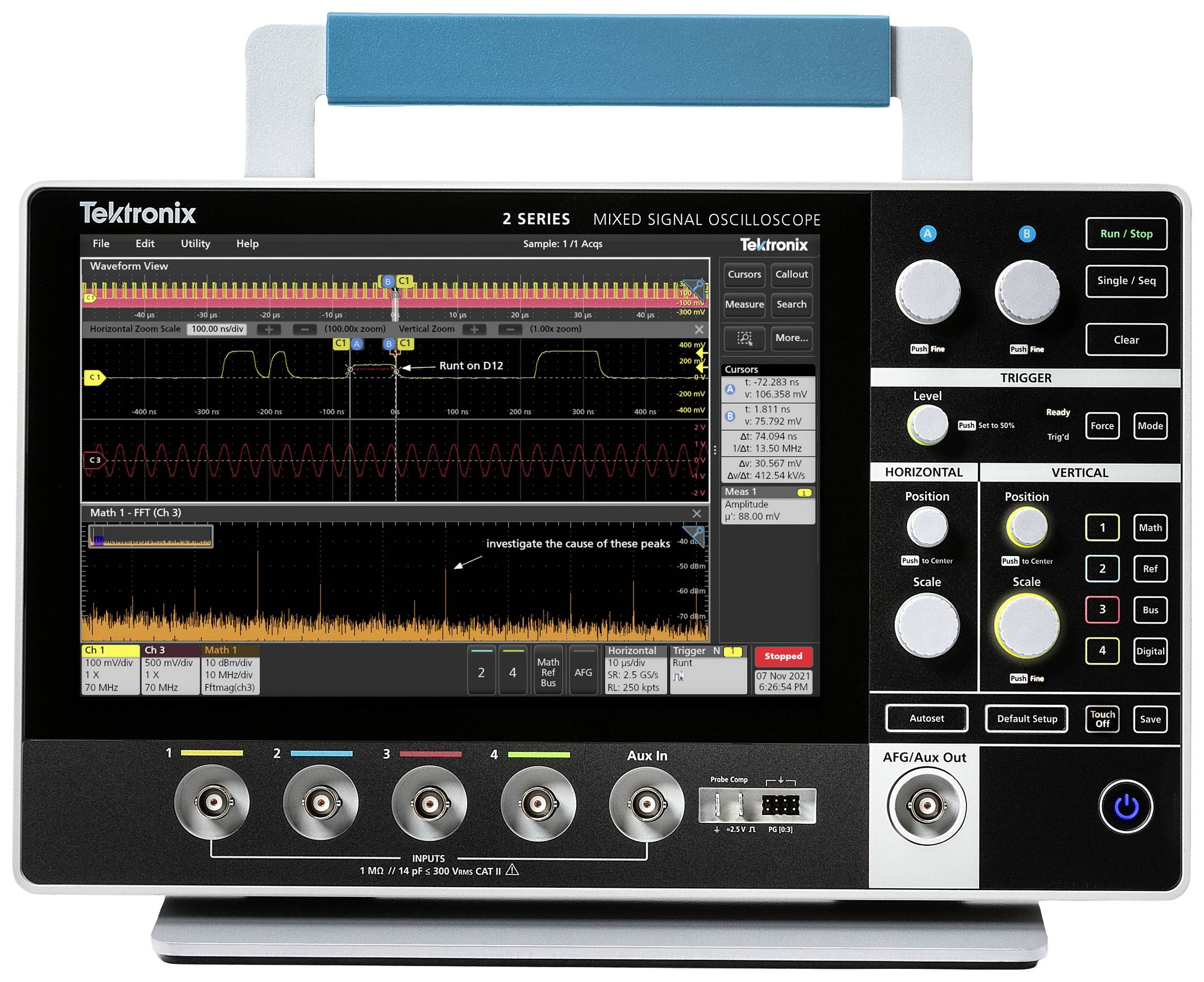 Osciloskop společnosti Tektronix zobrazuje různá měření signálů na obrazovce, včetně průběhů vln a frekvencí.