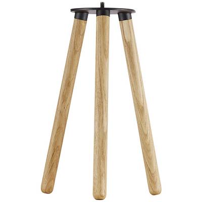 Třínohý dřevěný stojan na lampu s kovovým držákem nahoře.