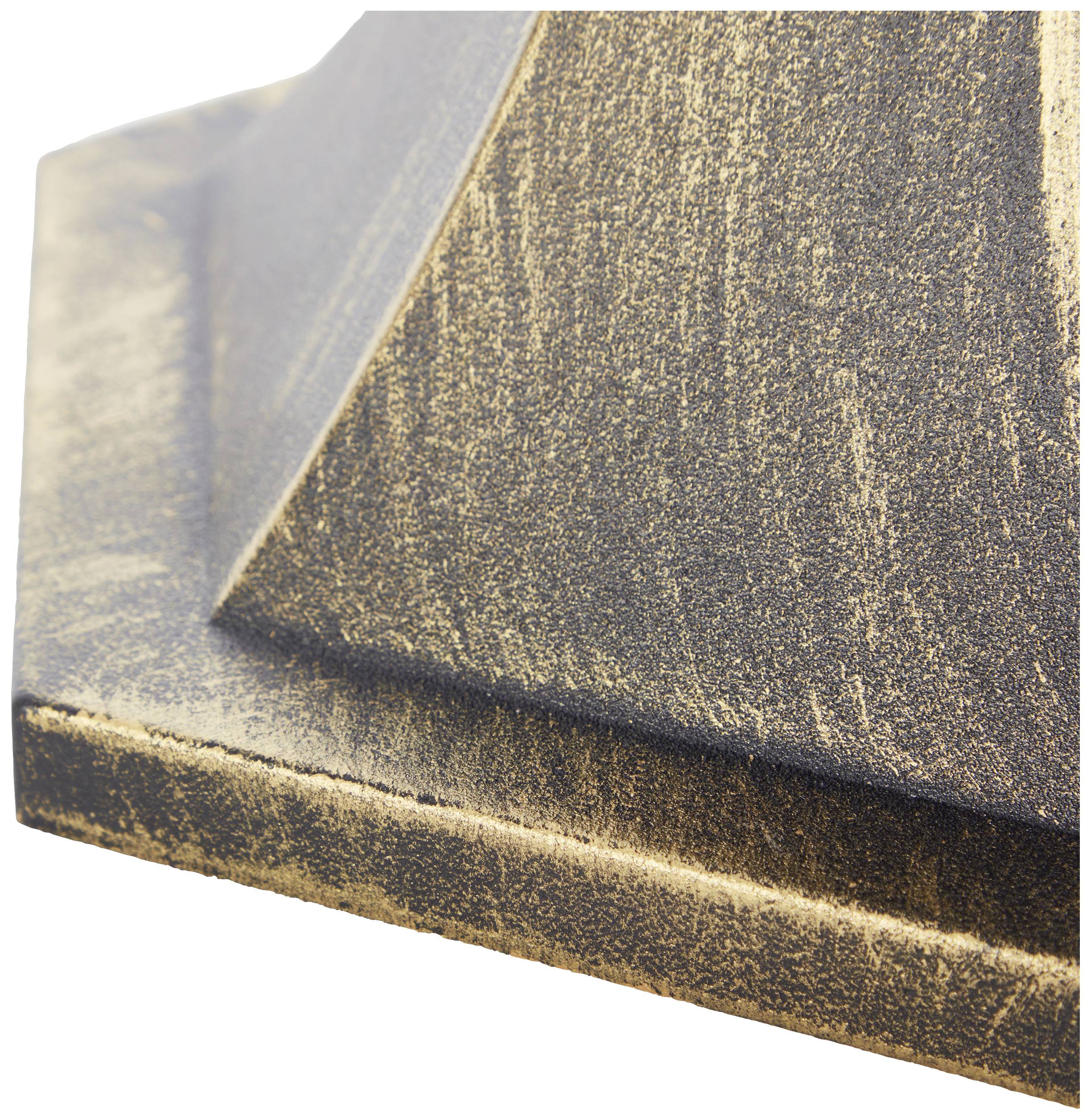 Kovový výstupek pokrytý pískem, mírně zkosený a ukazující na nerovný povrch.