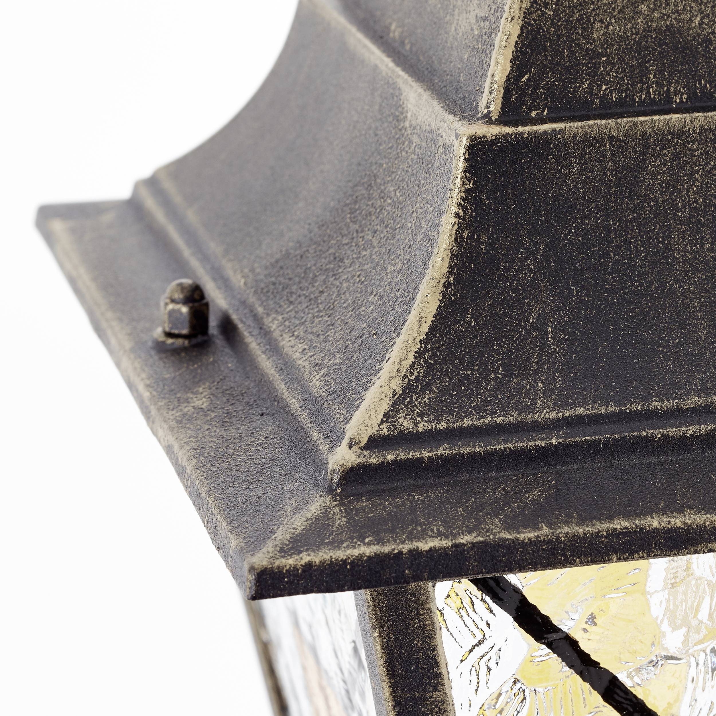 Detailní záběr antické čtvercové kovové lucerny se strukturovaným sklem, která vykazuje elegantní, klasickou estetiku.