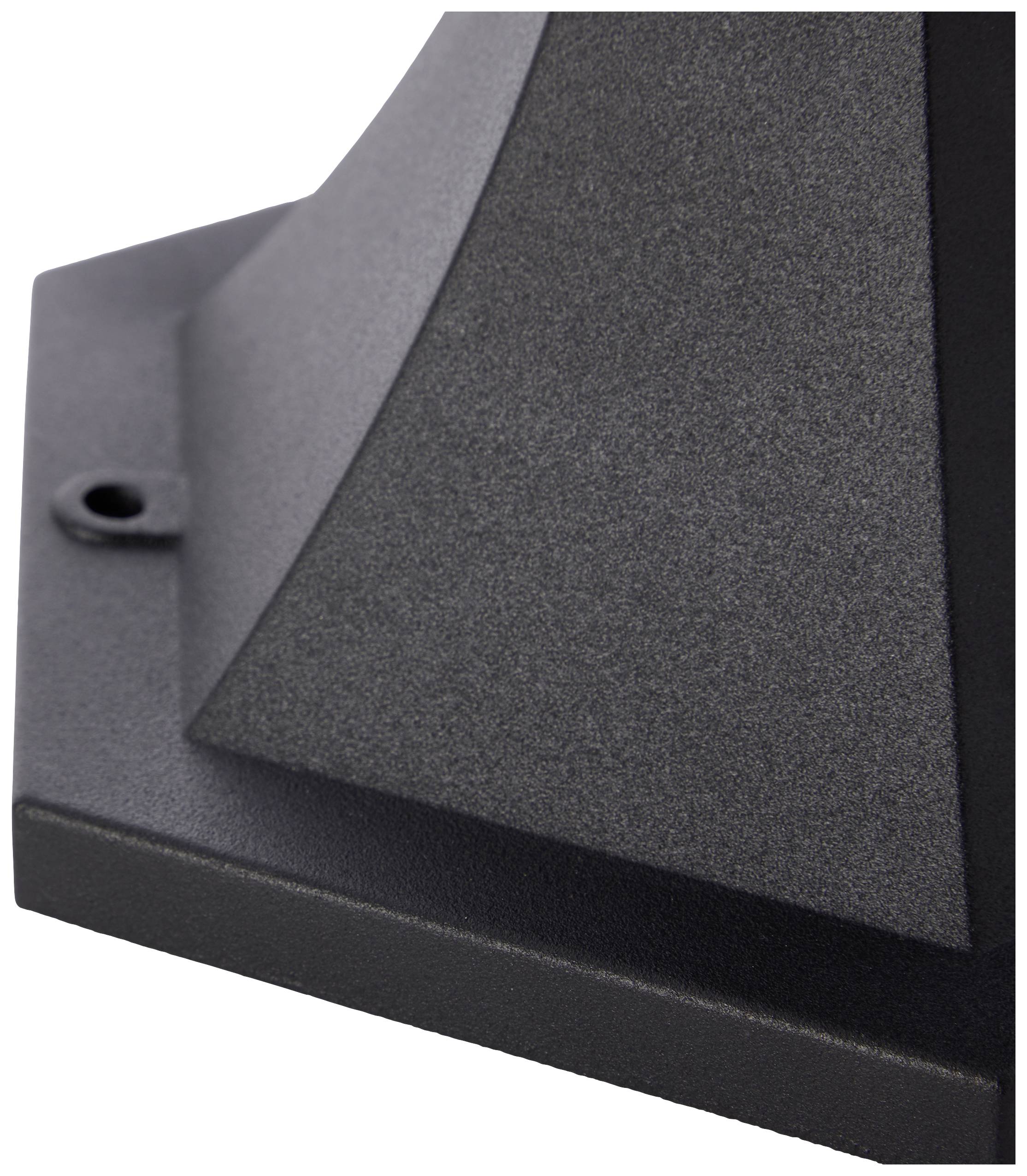 Pohled zblízka na základ strukturované kovové lampy odhaluje detailní strukturu a tvar kovového podstavce lampy.