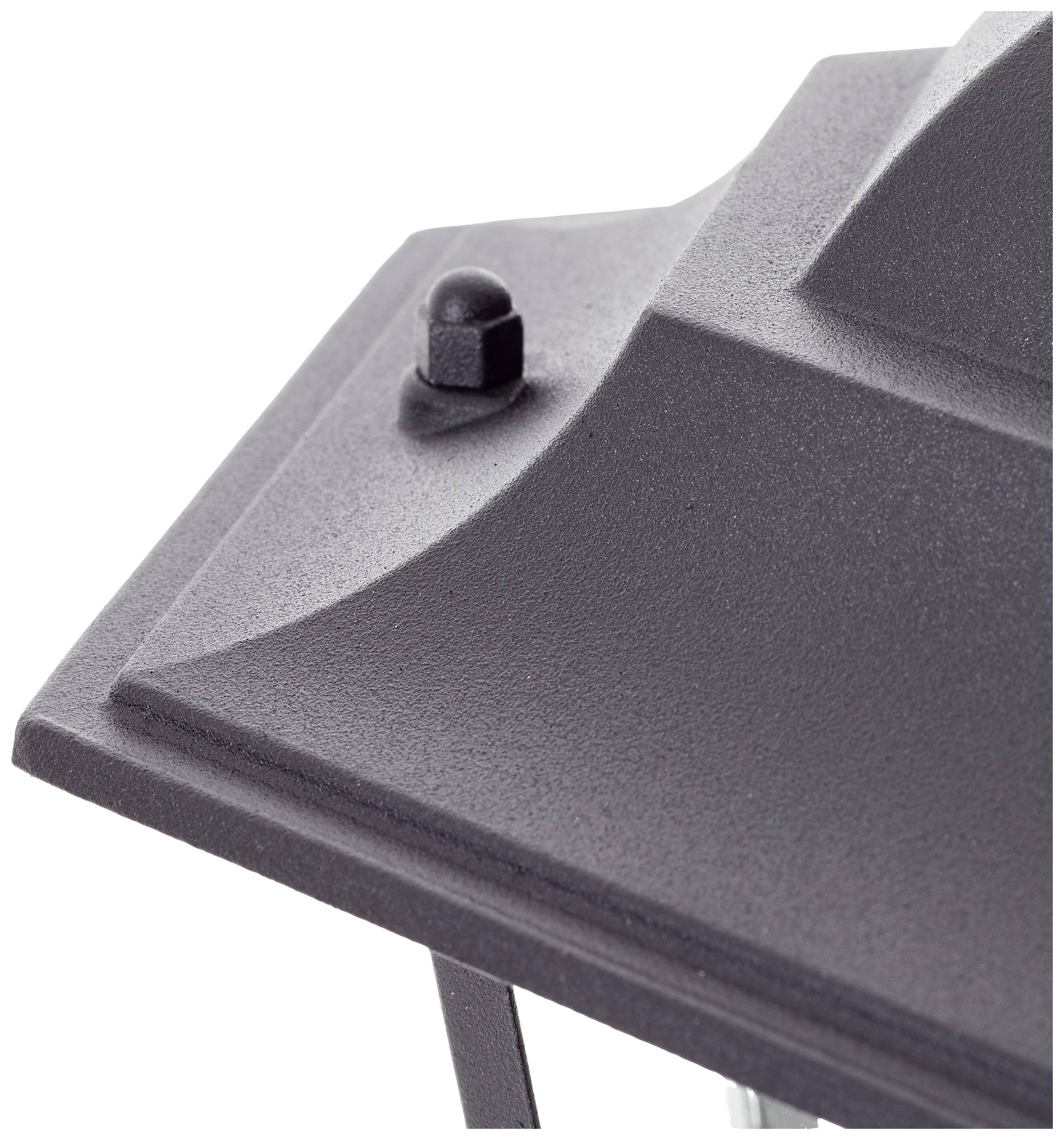 Detailní záběr části černého vnějšího osvětlení s texturovaným povrchem a malým vystupujícím detailem.