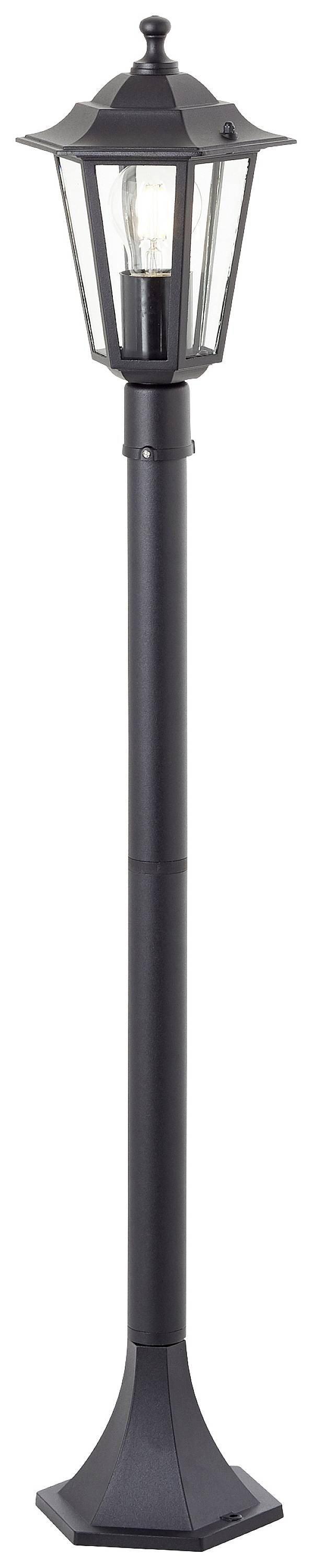 Černá, klasická pouliční lampa se skleněným stínítkem a viditelnou žárovkou. Ideální pro venkovní osvětlení v tradičním stylu.