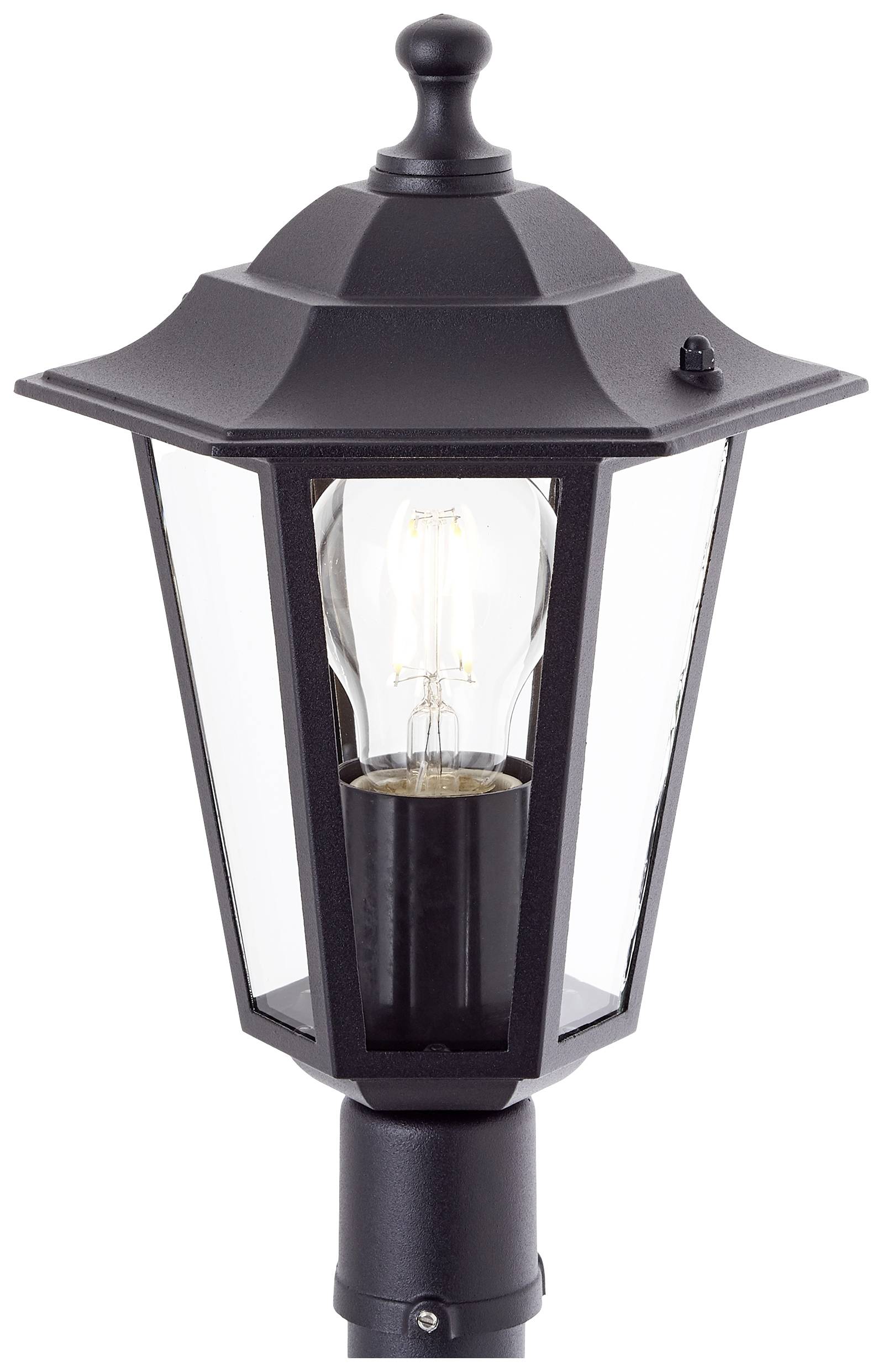 Černá lucerna v klasickém designu s čirými skleněnými tabulemi odhaluje viditelnou žárovku.