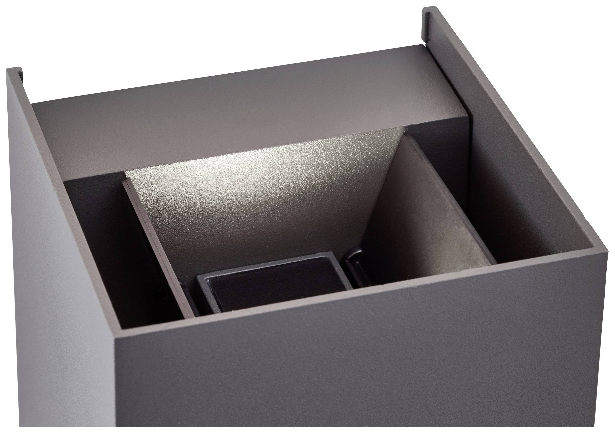 Moderní nástěnné svítidlo s tmavým krytem, které vyzařuje světlo směrem nahoru. Čtvercový tvar a minimalistický design.