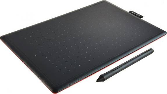 Grafický tablet s perem, používaný pro digitální kreslení nebo úpravy, umístěný na hladkém povrchu.