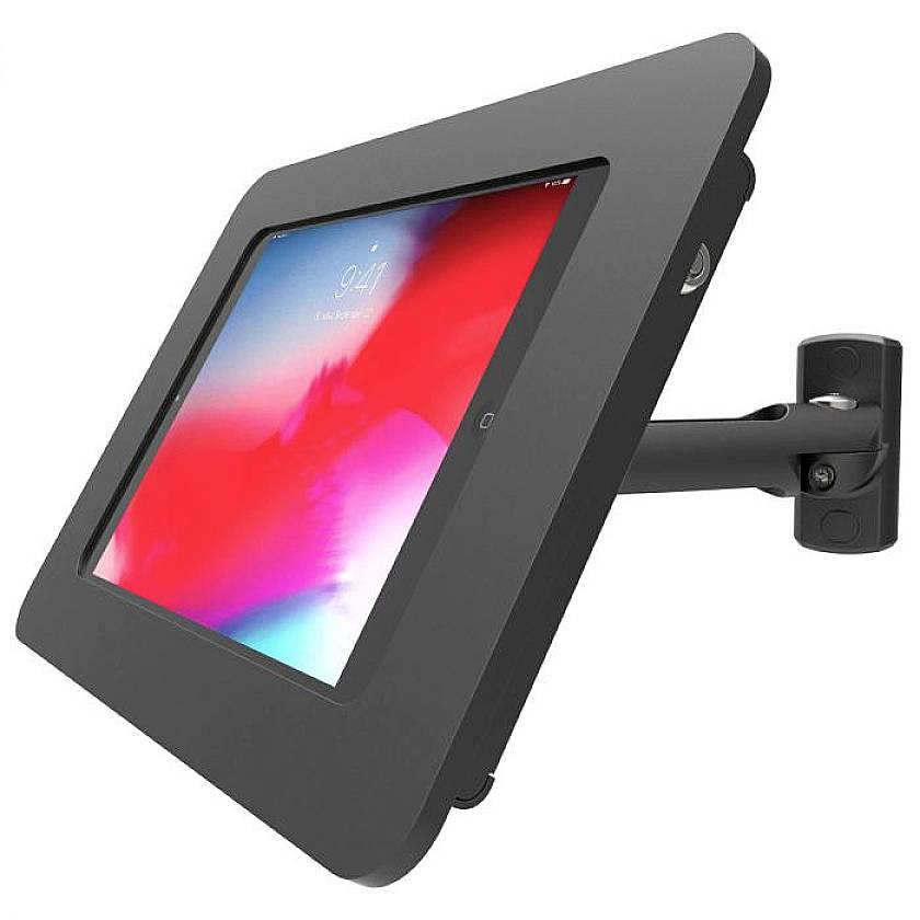 Tablet je namontovaný v černém nástěnném držáku. Na displeji je zobrazená barevná tapeta.