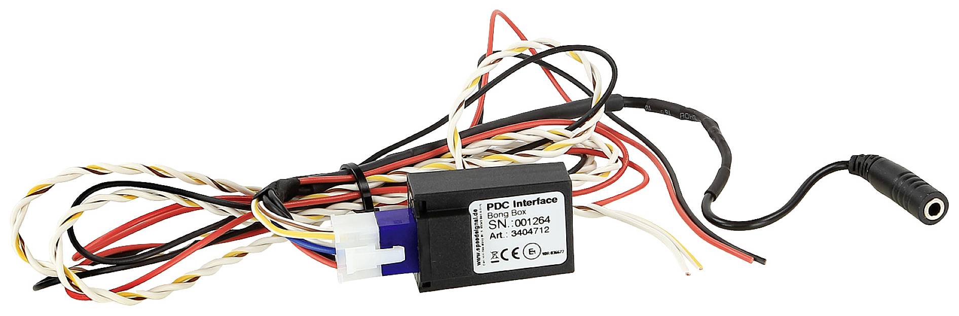 Kabel s rozhraním IPDC, obklopený splétanými a barevnými vodiči; technická specifikace viditelná na krabici.