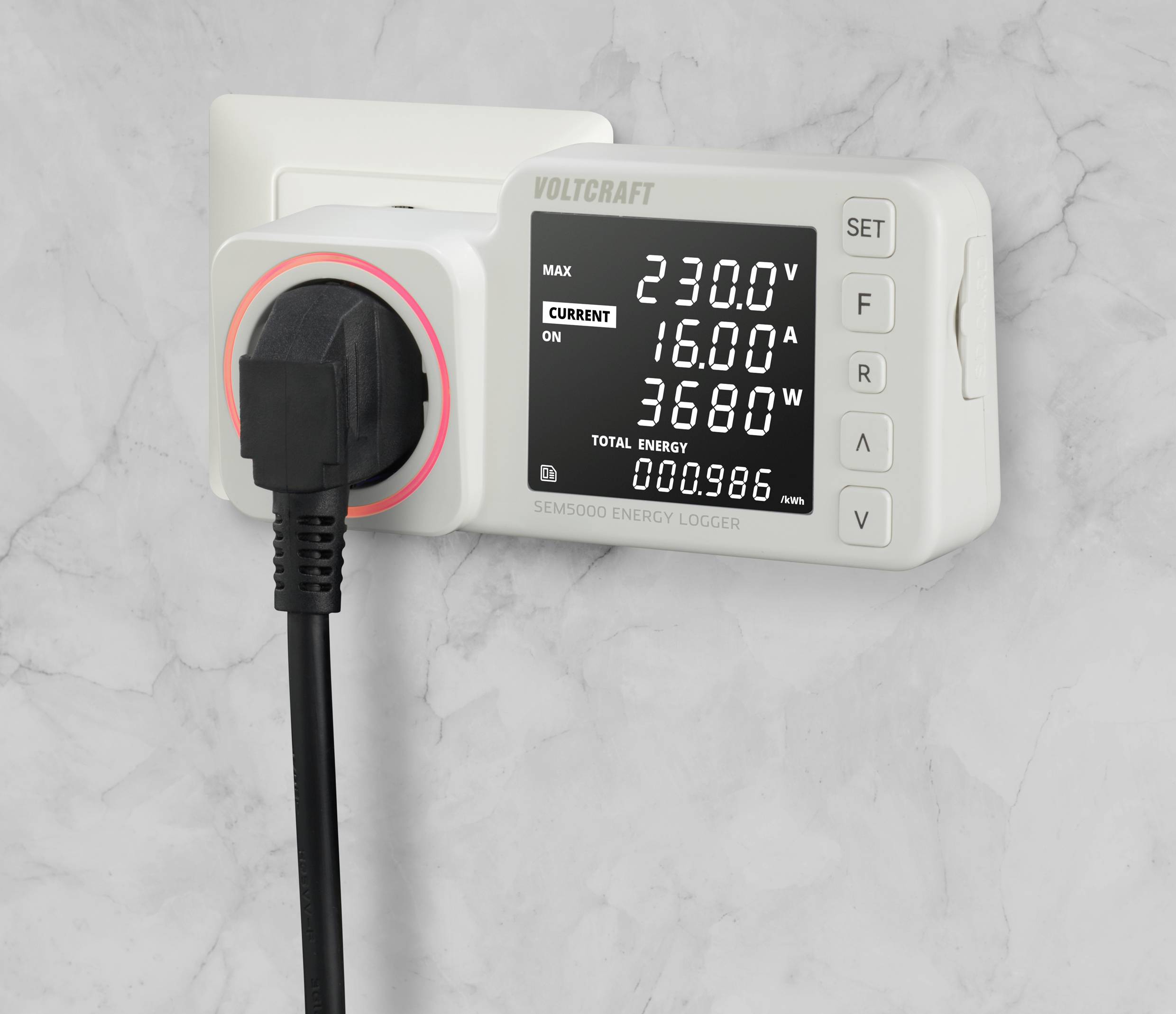 Energetický logger je zapojen do elektrické zásuvky a měří napětí (230,0 V), proud (16,00 A) a výkon (3680 W).