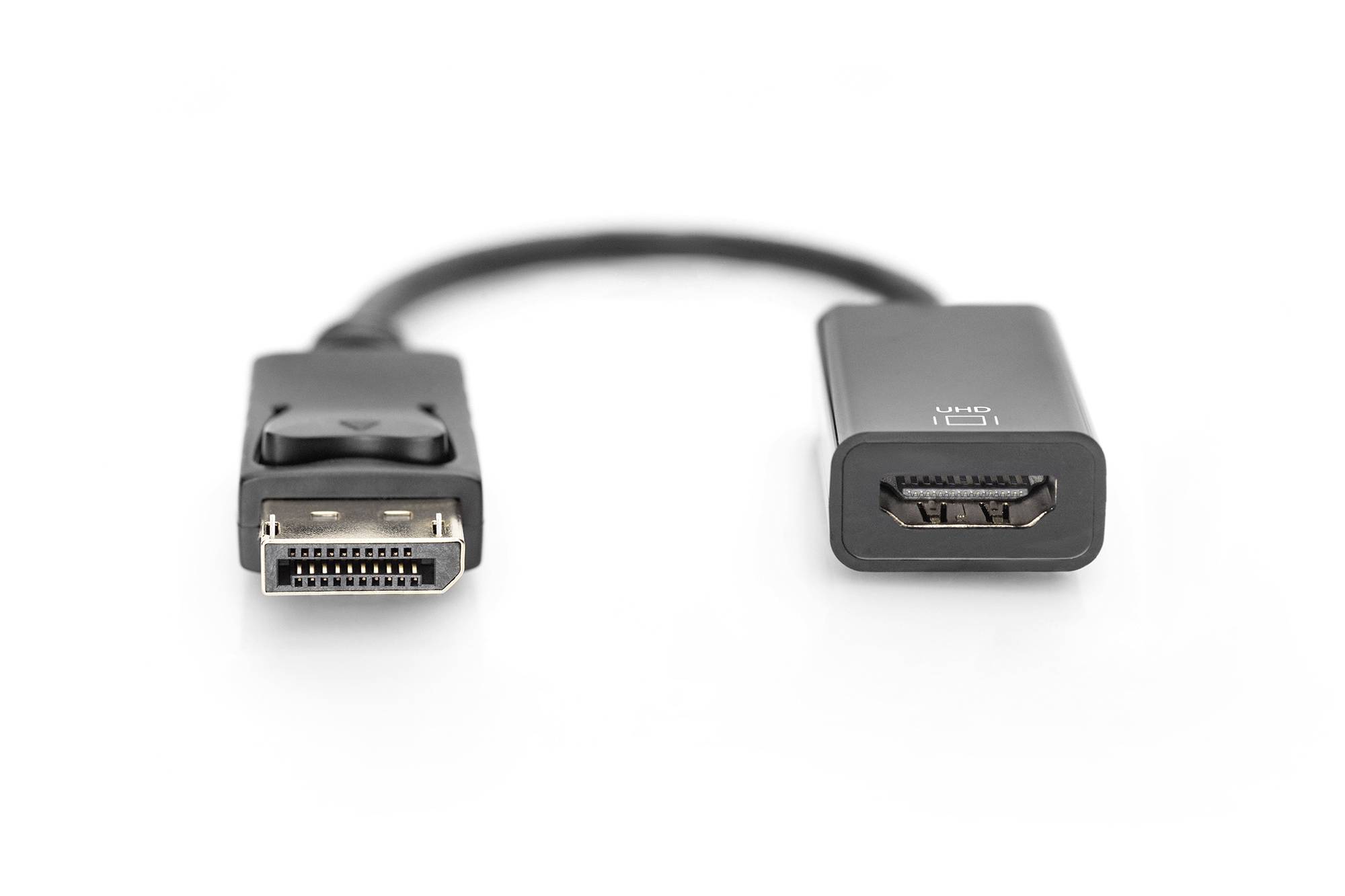 Adaptér DisplayPort na HDMI na bílém pozadí. Vlevo je zobrazen konektor DisplayPort, vpravo konektor HDMI.