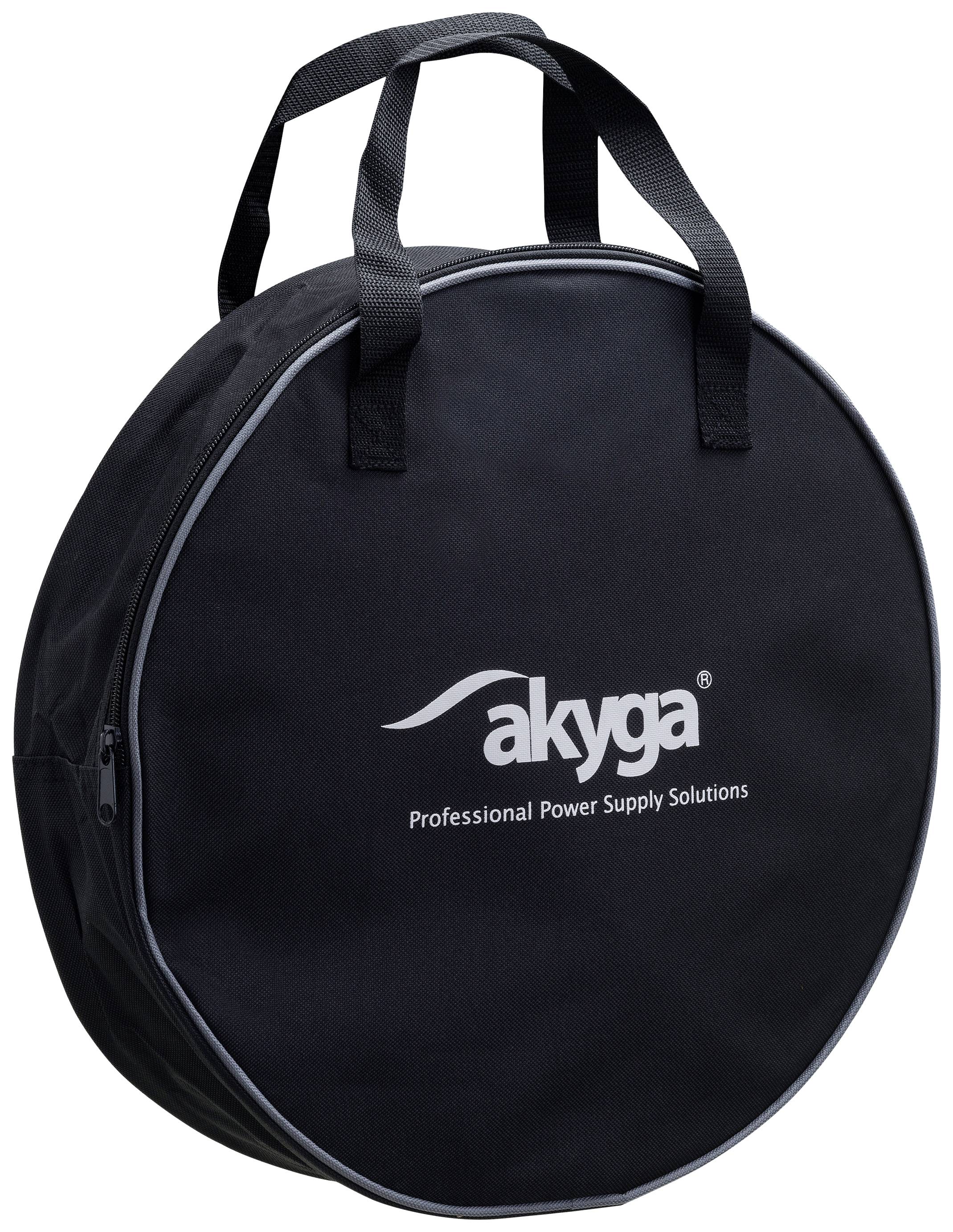 Černá kulatá taška s rukojeťmi, která nese bílé logo 'akyga' a slogan 'Profesionální řešení napájení'.