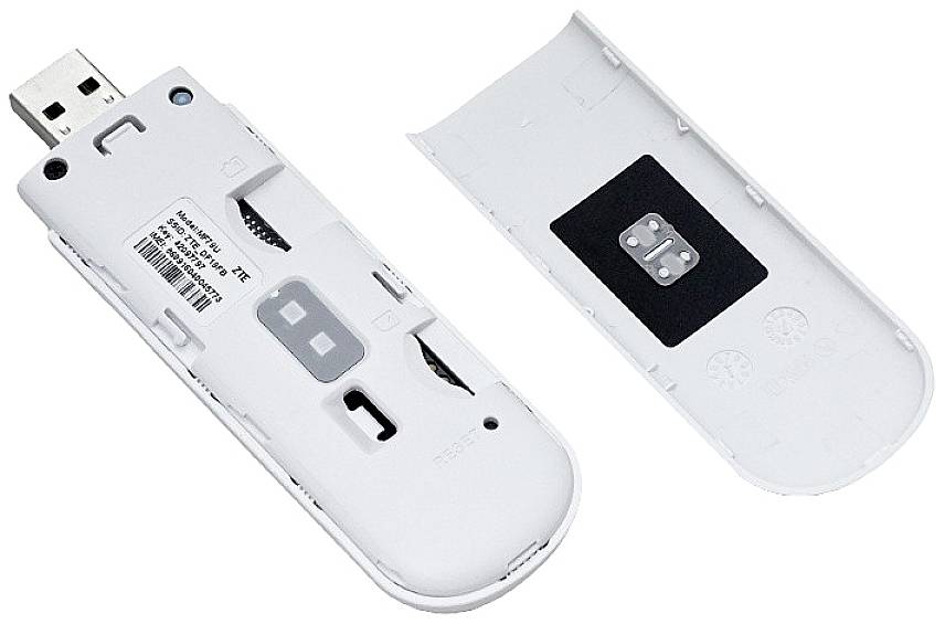 Otevřený USB flash disk se sundaným krytem, zobrazující vnitřní komponenty. Vhodný pro mobilní připojení prostřednictvím USB modemu.