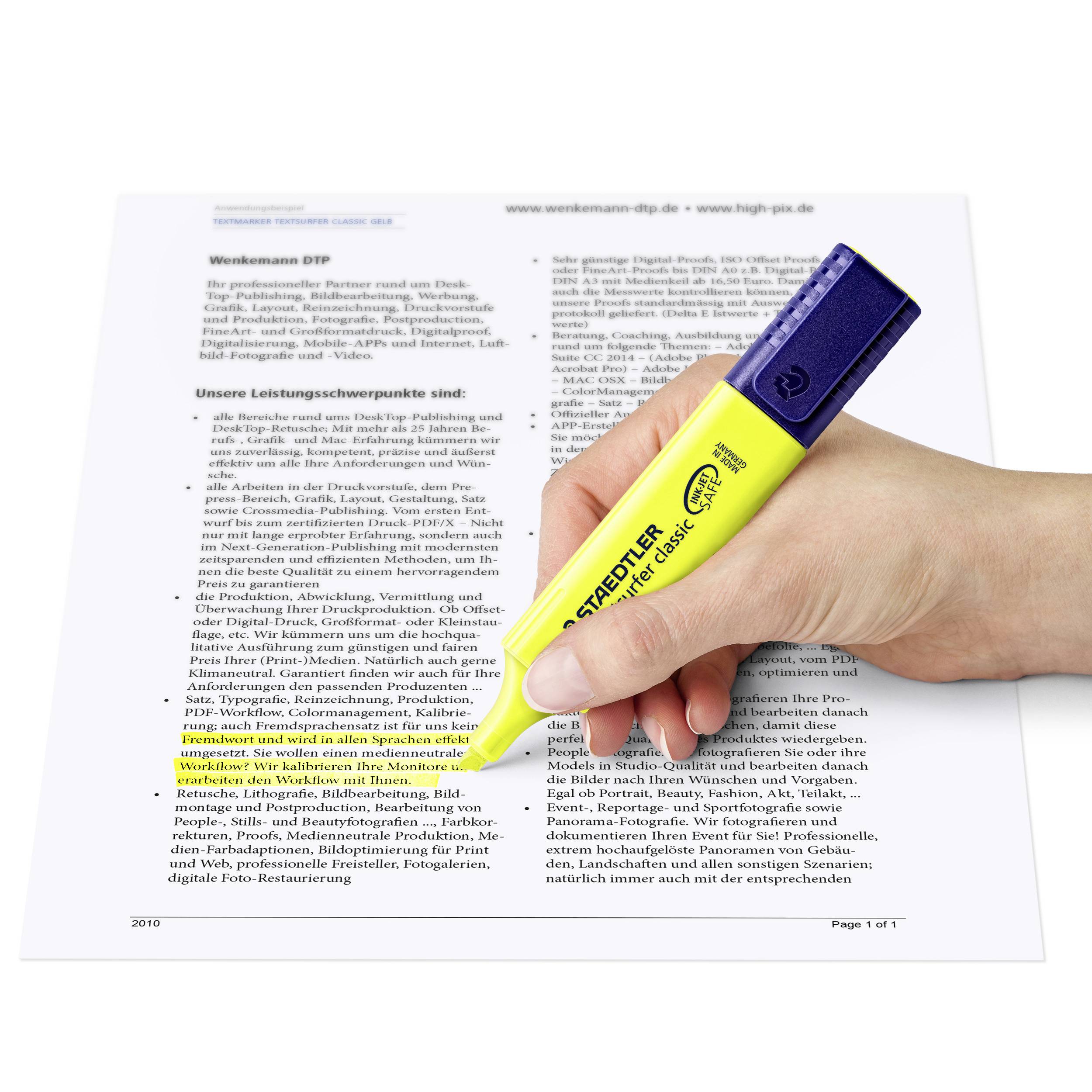 Ruka zvýrazňuje žlutým textovým zvýrazňovačem značky STAEDTLER odstavec na dokumentu.
