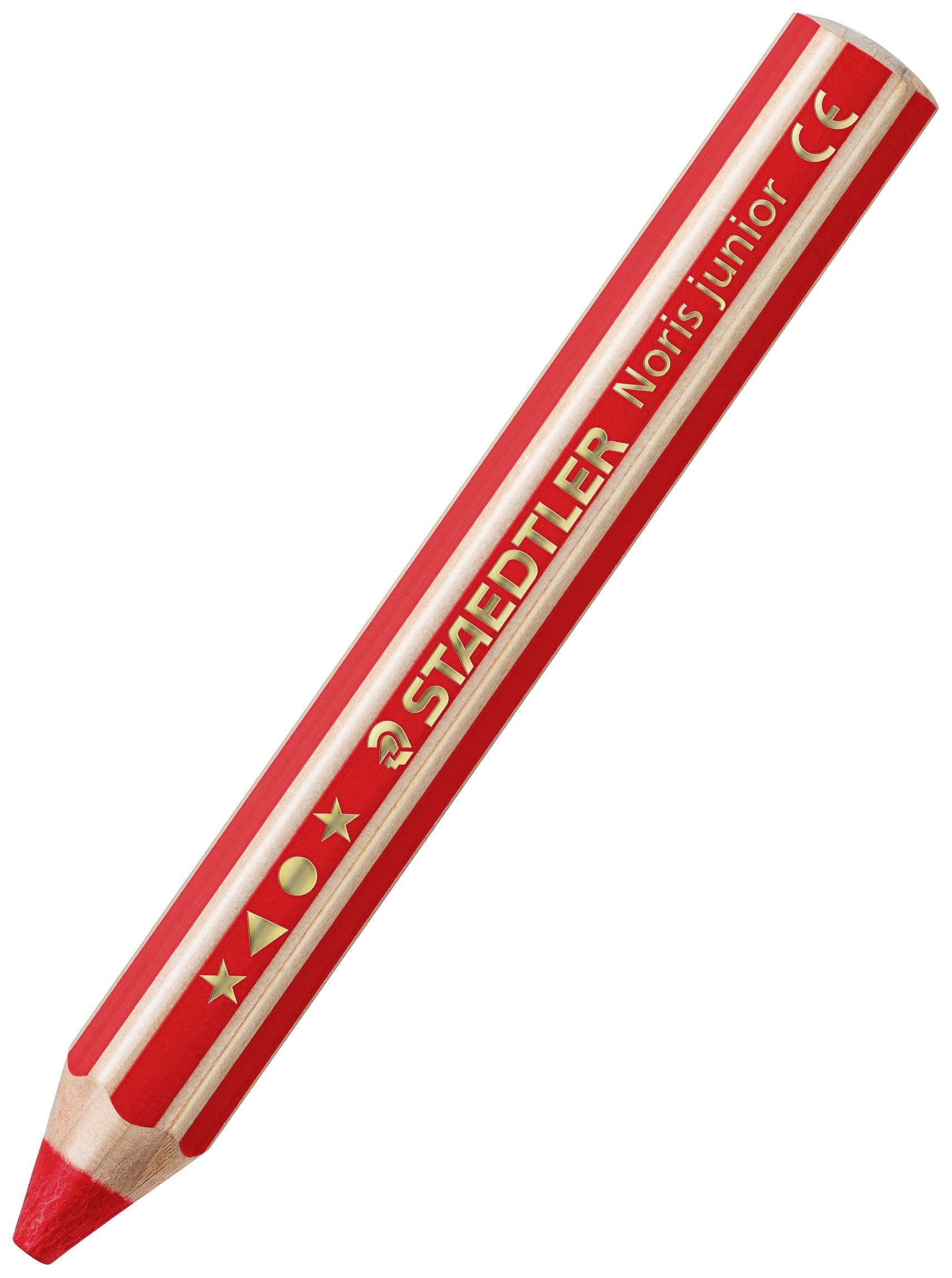 Červená pastelka značky Staedtler Noris Junior leží diagonálně. Pastelka má zlaté textové a symbolové potisky.