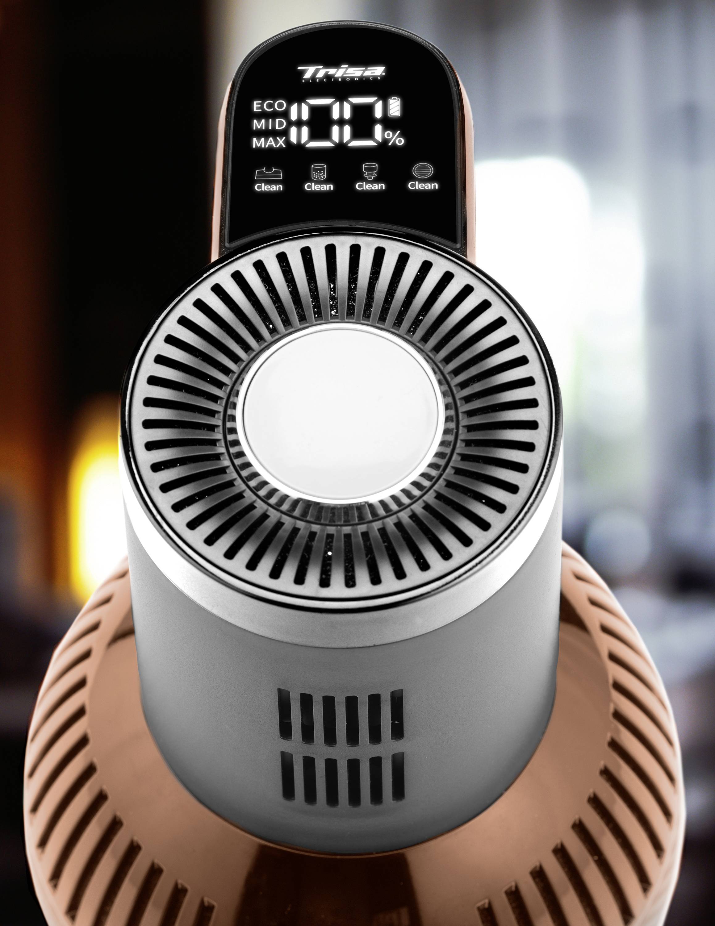 Detailní záběr moderního vzduchového filtru s digitálním displejem zobrazujícím 'ECO', 'MID', 'MAX' a '100%', určeného pro zachytávání prachu.