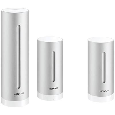 Tři válcové meteorologické stanice Netatmo v různých velikostech stojí vedle sebe. Jsou navrženy v moderním designu.