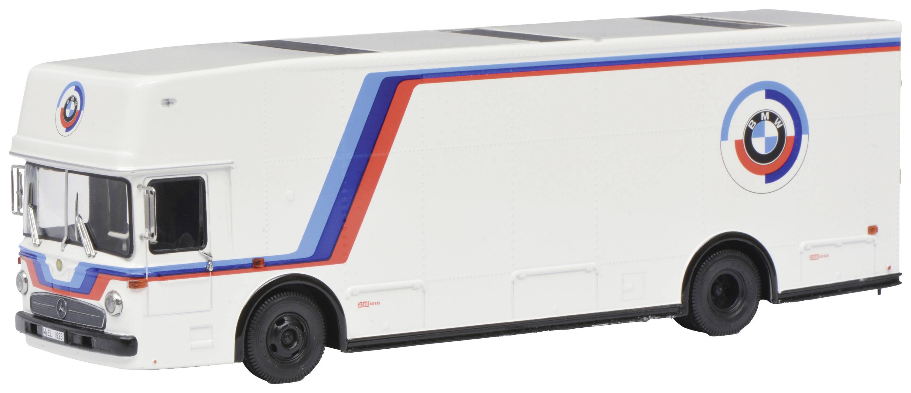 Bílý autobus s modro-červeným pruhováním a kulatým logem na boku, které zobrazuje stylizované logo BMW.