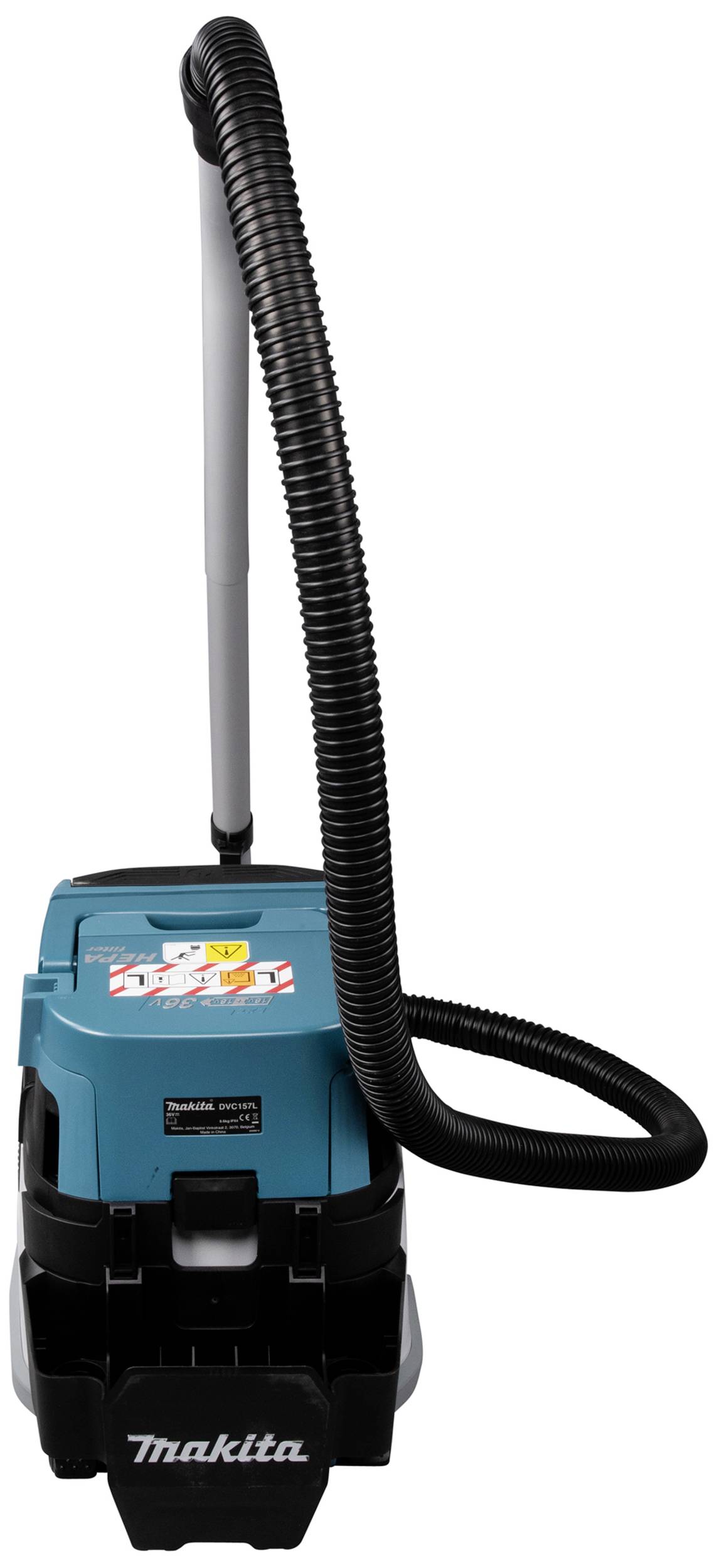 Průmyslový vysavač v modré barvě s dlouhou sací hadicí, vhodný pro úklid staveniště. Logo Makita viditelné na přední straně.