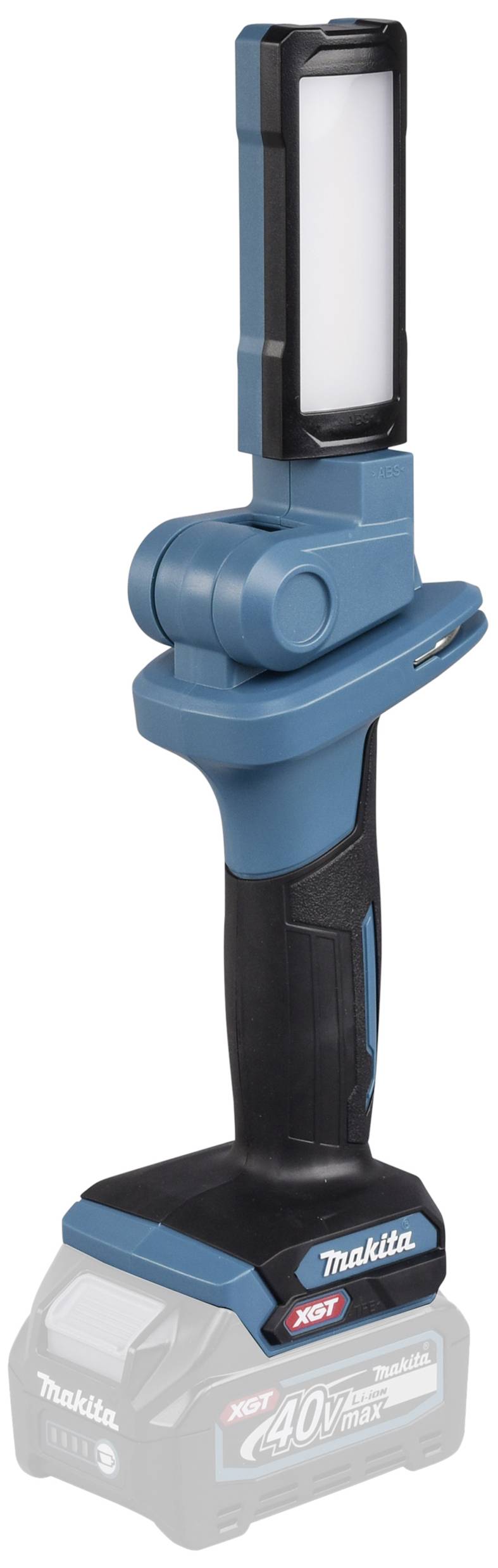 Na obrázku je vidět modrá přenosná pracovní lampa značky Makita, která stojí vzpřímeně. Má obdélníkový světelný zdroj a rukojeť.