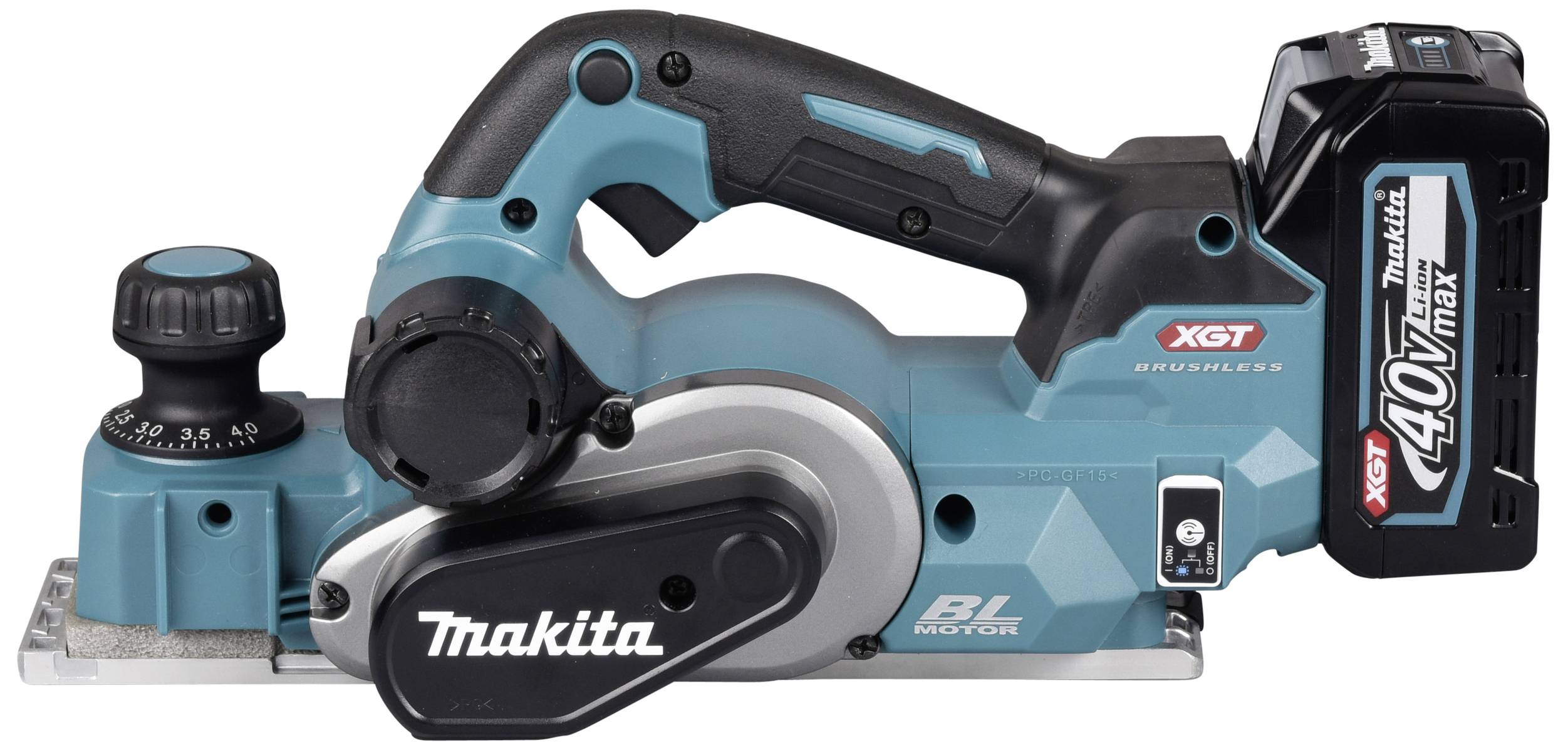 Modrý elektrický ruční hoblík značky Makita s akumulátorem 40V Max, ergonomickou rukojetí a nastavením hloubky, zobrazený z boku.
