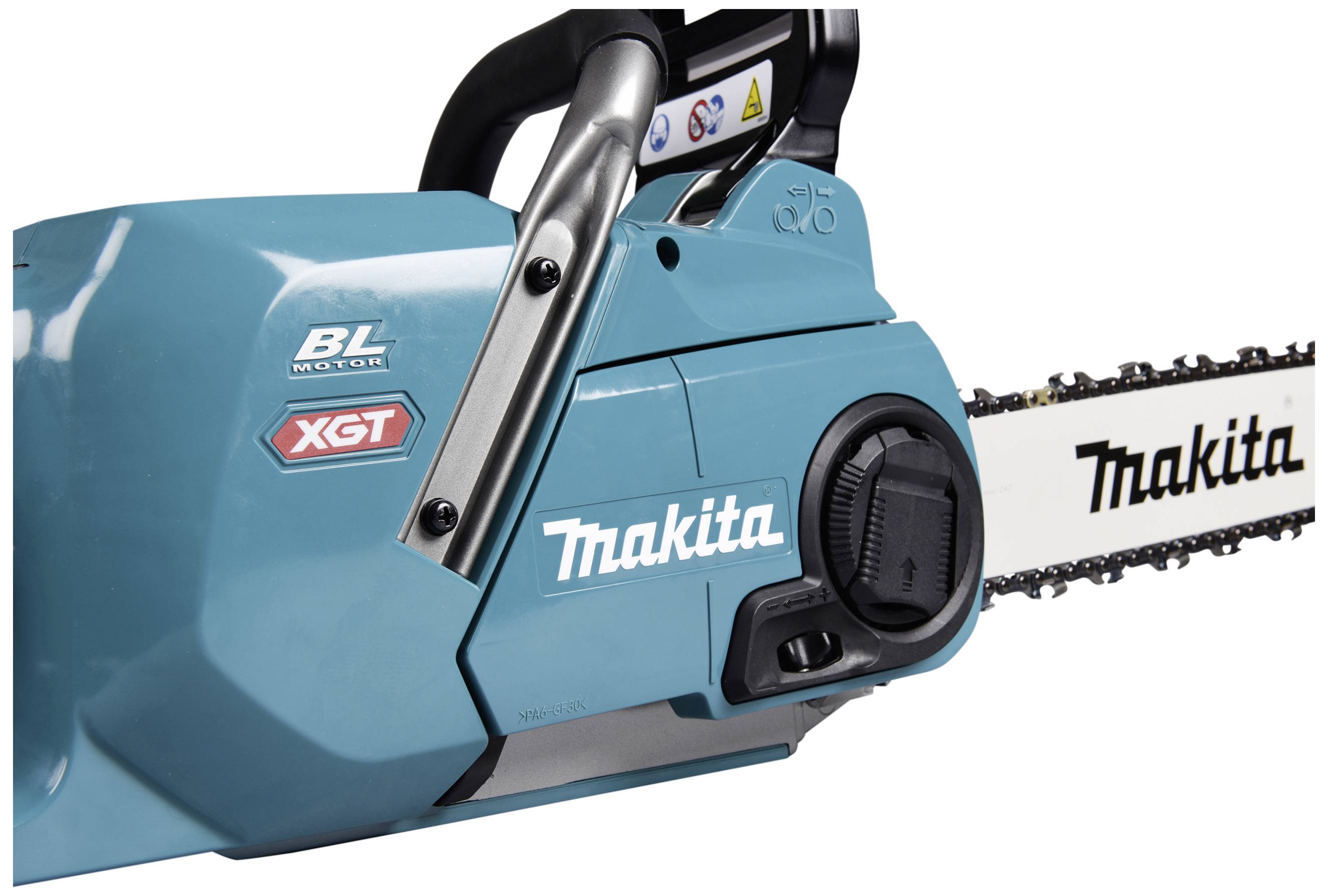 Modrá řetězová pila s nápisem 'Makita' ukazuje elektrický pohon. Vlevo je logo 'BL Motor XGT'.